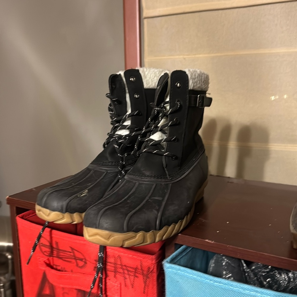 NWOT IZOD boots